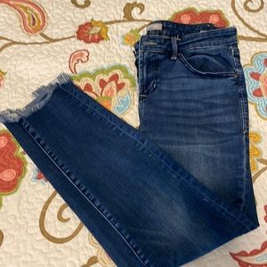 Skinny jeans with frayed bottoms